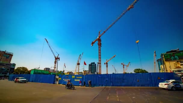 Un timelapse di gru in movimento al in costruzione a Ho Chi Minh Vietnam colpo largo — Video Stock