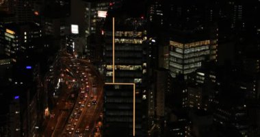 Shibuya yüksek açılı şehir merkezinde bir gece otoyolu.