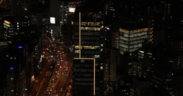 Nocna autostrada na miejskim mieście w Shibuya wysoki kąt daleki strzał — Wideo stockowe