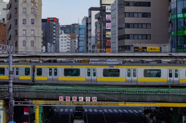 Tokyo 'da gündüz vakti Iidabashi istasyonunda trafik sıkışıklığı