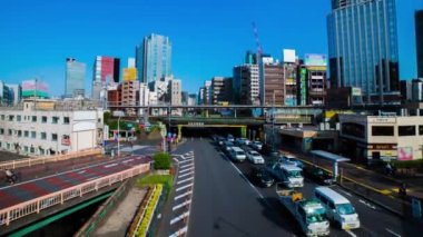 Tokyo 'da gündüz vakti Iidabashi istasyonunda trafik sıkışıklığı zamanlaması.