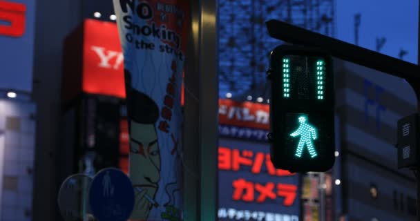 Un semaforo blu alla città al neon di Shinjuku di notte — Video Stock