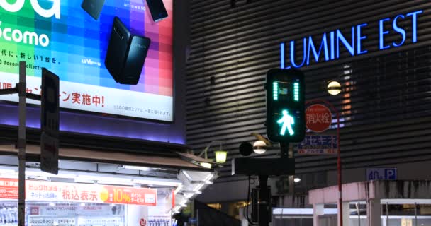 Un semaforo blu alla città al neon di Shinjuku di notte — Video Stock