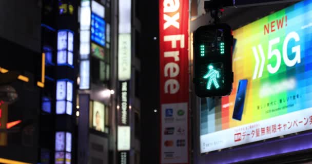Un semaforo blu alla città al neon di Shinjuku di notte — Video Stock