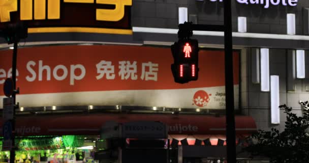 На светофоре в неоновом городке в Синдзюку ночью — стоковое видео