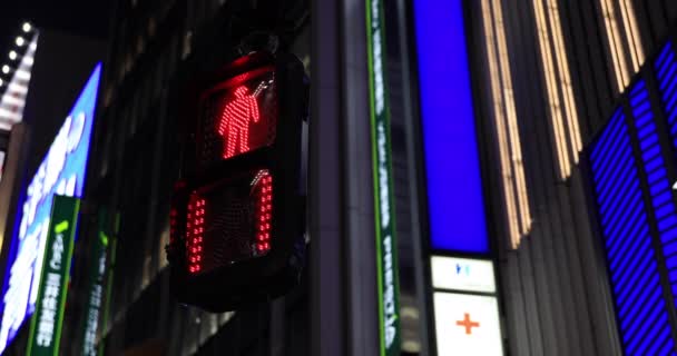 Červená na semaforu v neonovém městě v Shinjuku v noci — Stock video