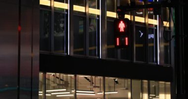 Gece Shinjuku 'daki neon kasabasında trafik kırmızı ışığı.