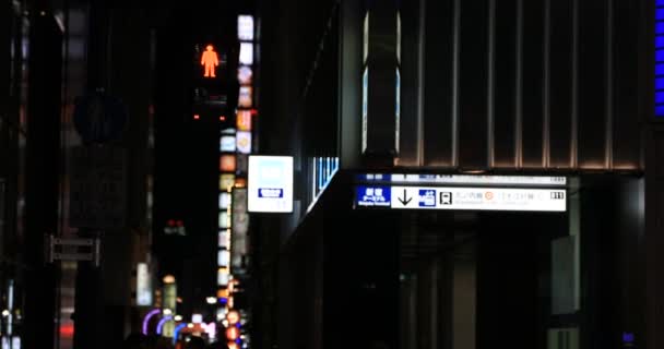 Un feu rouge devient bleu dans la ville néon de Shinjuku la nuit — Video