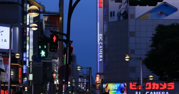 V noci se v neonovém městě v Shinjuku mění červená na modrou. — Stock video