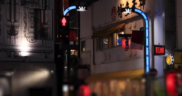 V noci se v neonovém městě v Shinjuku mění červená na modrou. — Stock video