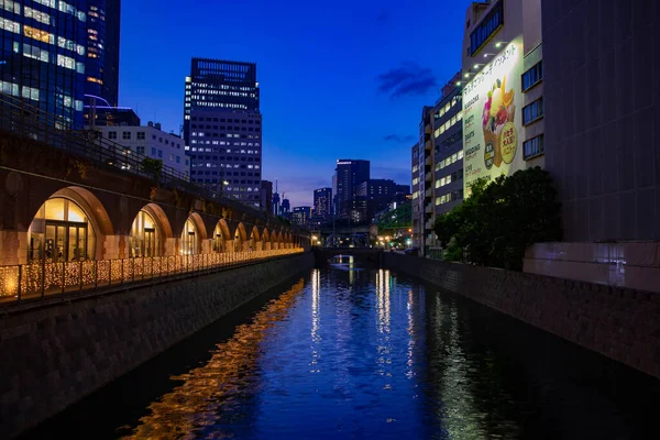 Un atardecer del río en el puente Mansei en Tokio — Foto de Stock