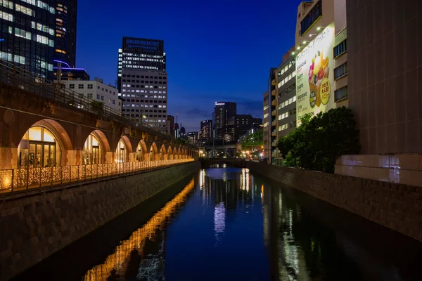 Un crépuscule de la rivière au pont Mansei à Tokyo — Photo
