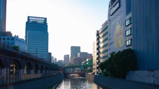 Um pôr-do-sol timelapse do rio na ponte Mansei em Tóquio tiro largo panning — Vídeo de Stock