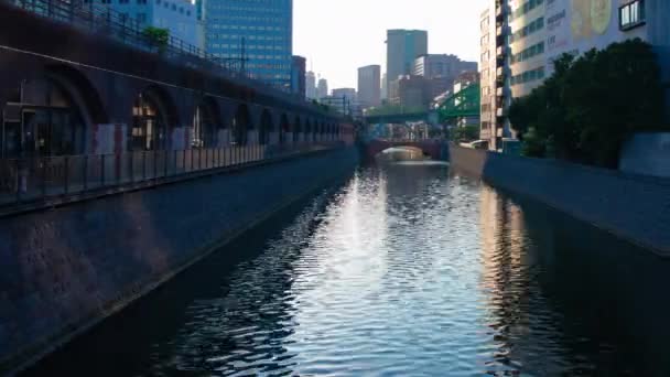 En solnedgång timelapse av floden vid Mansei bron i Tokyo bred skott panorering — Stockvideo