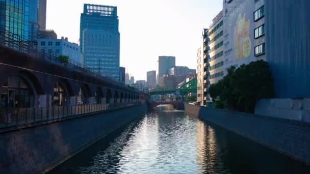 Un atardecer timelapse del río en el puente de Mansei en Tokio zoom de tiro ancho — Vídeos de Stock