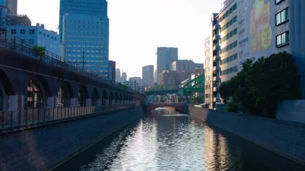En solnedgång timelapse av floden vid Mansei bron i Tokyo bred skott zoom — Stockvideo