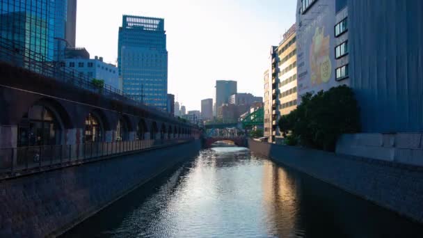 Un atardecer timelapse del río en el puente de Mansei en Tokio tiro ancho — Vídeos de Stock