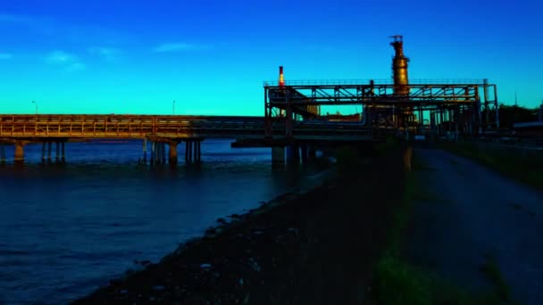 Uma cronologia crepúsculo da área industrial em Yokkaichi Mie tiro largo panning — Vídeo de Stock