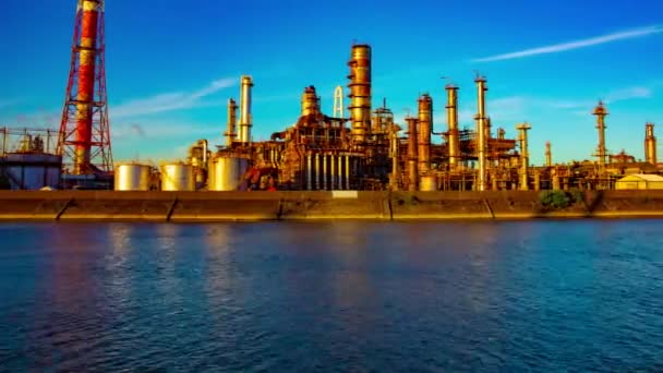 Un timelapse del atardecer de la zona industrial en Yokkaichi Mie panorámica de tiro ancho — Vídeos de Stock