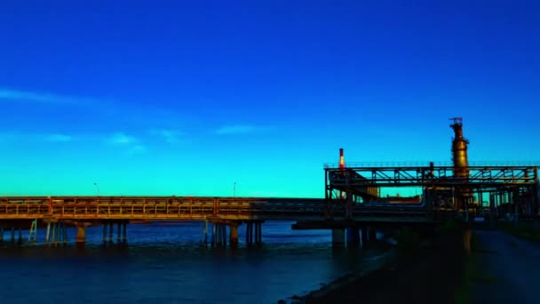 Время захода солнца в промышленной зоне в Йоккаити Мие широкое панорамирование — стоковое видео