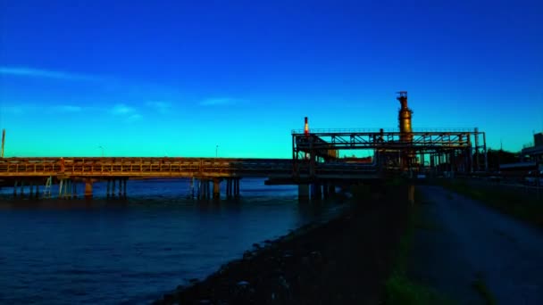 Un timelapse del atardecer de la zona industrial en Yokkaichi Mie amplia inclinación tiro — Vídeo de stock