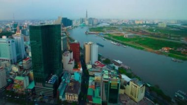 Ho Chi Minh 'deki Saigon nehrinin yakınındaki panoramik şehir manzarasının alacakaranlık zaman çizelgesi