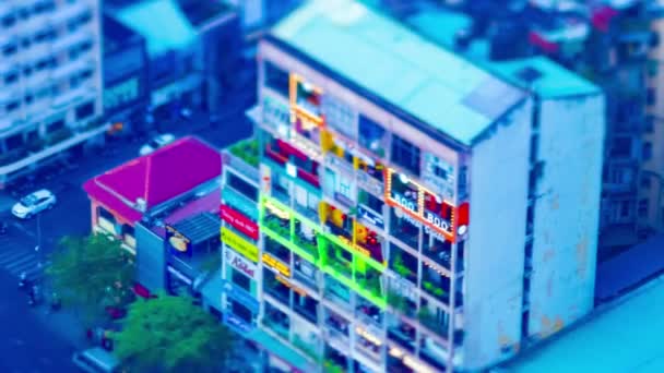 Um cronograma crepúsculo de apartamento em miniatura em Ho Chi Minh zoom titlshift de alto ângulo — Vídeo de Stock