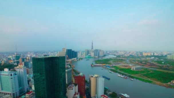 胡志明高倾角变焦区西贡河附近全景城市景观的黄昏时间 — 图库视频影像