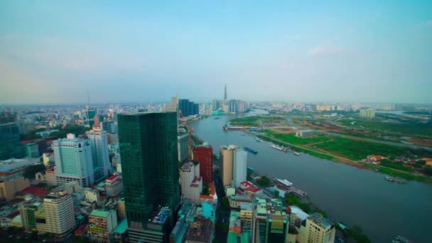 Zmierzch timelapse panoramicznego miejskiego krajobrazu w pobliżu Saigon rzeka w Ho Chi Minh wysoki kąt — Wideo stockowe