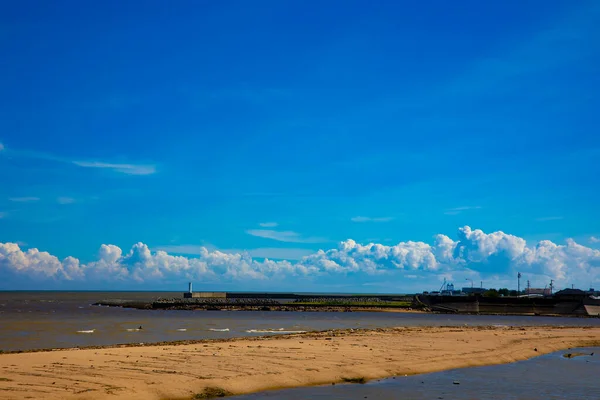 Un nuage blanc près de la baie d'Ise à Yokkaichi vue d'ensemble — Photo