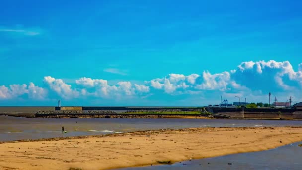 Un lapso de tiempo de nube cerca de la bahía de Ise en Yokkaichi panorámica de tiro ancho — Vídeo de stock