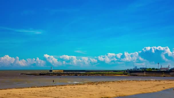 Un timelapse di nuvole vicino alla baia di Ise a Yokkaichi grandangolo zoom — Video Stock