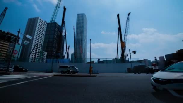 Un timelapse di gru in movimento allo zoom wide shot in costruzione a Tokyo — Video Stock