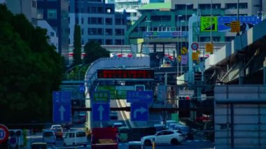 Tokyo 'daki Sotobori Bulvarı' nda gündüz vakti bir zaman aralığı.