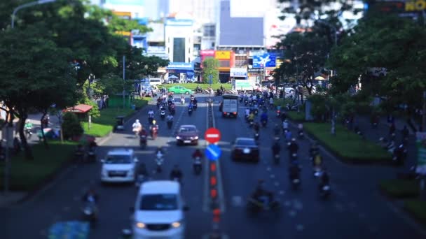 Um engarrafamento em miniatura na movimentada cidade de Ho Chi Minh tiltshift — Vídeo de Stock