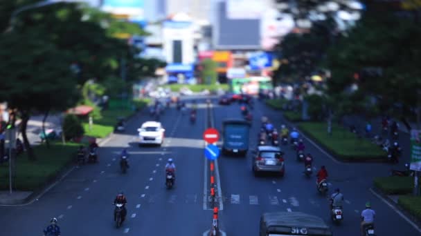 Um engarrafamento em miniatura na movimentada cidade de Ho Chi Minh tiltshift — Vídeo de Stock