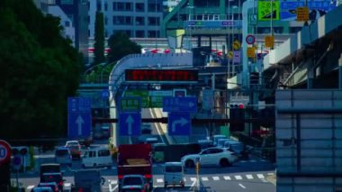 Tokyo 'daki Sotobori Bulvarı' nda gündüz vakti bir zaman aralığı.