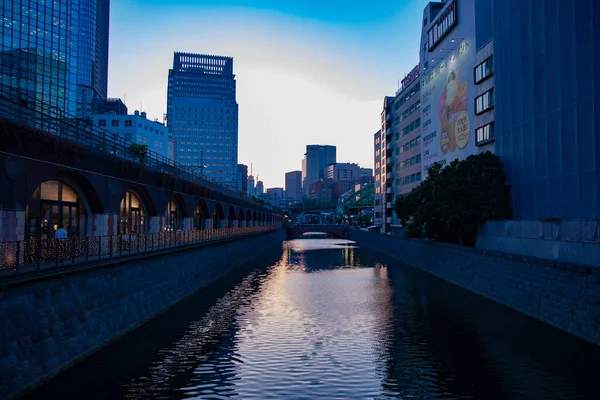 El río en el puente de Mansei en Tokio tiro ancho — Foto de Stock