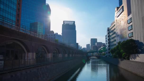 Ένα timelapse του ποταμού στη γέφυρα Mansei στο Τόκιο ευρεία κλίση shot — Αρχείο Βίντεο