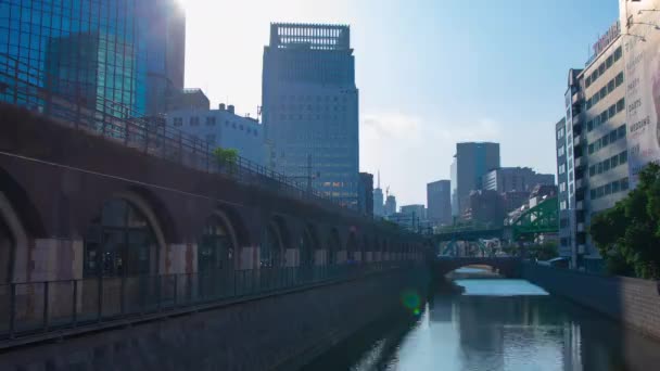 En timelapse av floden vid Mansei bron i Tokyo bred skott zoom — Stockvideo