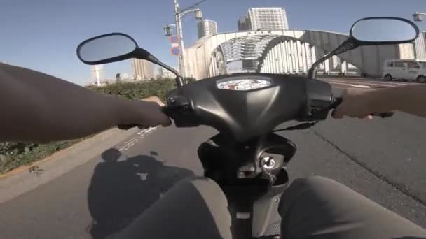 Eine Sichtweise des Fahrens mit dem Fahrrad auf der Kachidoki Avenue in Tokio — Stockvideo