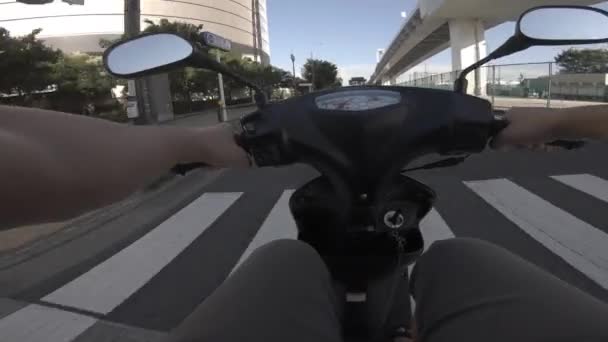 Un point de vue de la conduite à vélo à l'avenue Kachidoki à Tokyo — Video