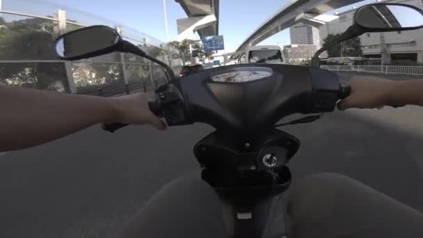 Eine Sichtweise des Fahrens mit dem Fahrrad auf der Kachidoki Avenue in Tokio — Stockvideo
