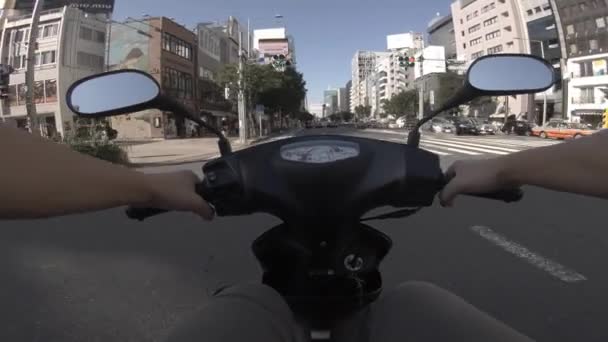 Az Aoyama sugárúton való kerékpáros vezetés szempontja Tokióban — Stock videók