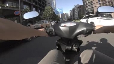 Tokyo 'daki Aoyama Bulvarı' nda bisiklet sürme bakış açısı