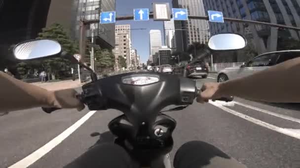 Egy szempontból a vezetés kerékpárral az üzleti utcán Shinjuku — Stock videók