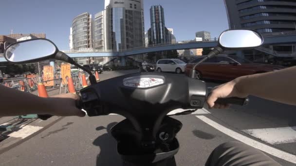 Погляд на їзду на велосипеді на діловій вулиці в Сіндзюку. — стокове відео