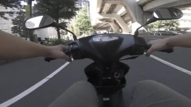Shinjuku 'daki iş caddesinde bisiklet sürme bakış açısı
