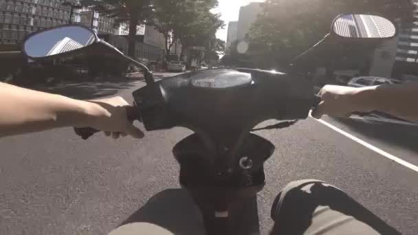 Een gezichtspunt van het rijden met de fiets op de zakelijke straat in Shinjuku — Stockvideo