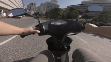 Shinjuku 'daki iş caddesinde bisiklet sürme bakış açısı